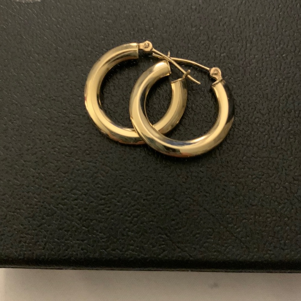 14 k small hoop earrings like new